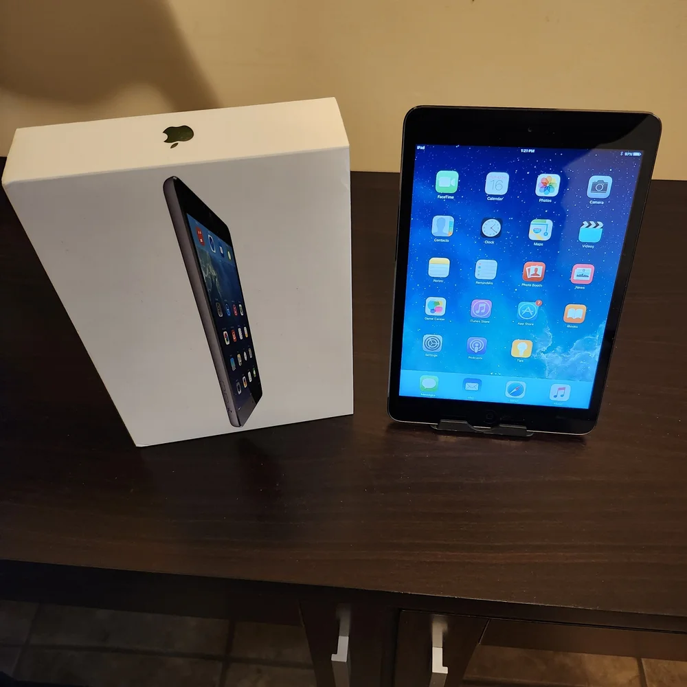 Apple iPad Mini 1st Generation 16GB, Wi-Fi With Keyboard And Accessory Kit